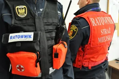 Sekundy od tragedii przy Bakalarskiej - strażnicy wyciągnęli kobietę z auta