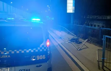 Na Moście Gdańskim noc skończyła się w barierkach i z metamfetaminą