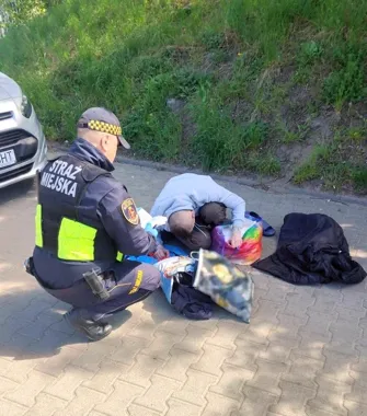 Na chodniku wyglądał jak śpiący - sekundy dzieliły go od tragedii