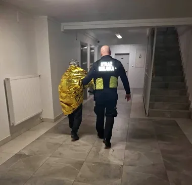 80-latek błąkał się przy torach - przechodnie wyprzedzili dramat