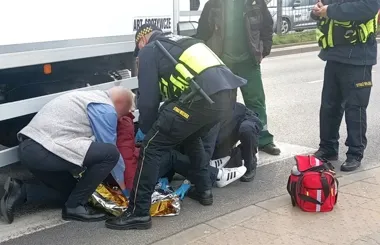 Rowerzystka wpadła pod dostawczaka na oczach strażników - pomoc ruszyła natychmiast