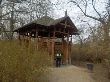 Dym nad Ogrodem Krasińskich zdradził altankę przy placu zabaw