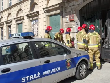 Zamknięta brama na Miodowej uwięziła 17 seniorów w Warszawie