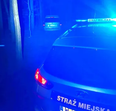 Otwarte auto na skraju lasu - w środku były kluczyki i zaskakujący dokument
