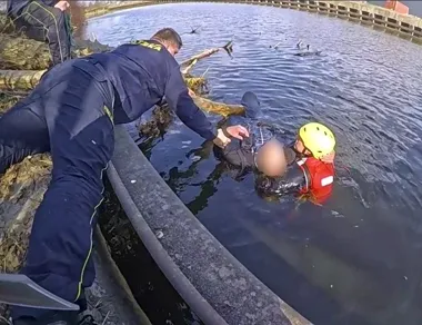 Sekundy od tragedii nad Kanałem Żerańskim - strażnicy wyciągnęli tonącego