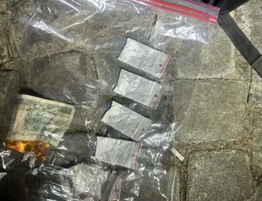 Śpiący na trawniku w Śródmieściu miał w kieszeni pakunek, który zdradził go od razu