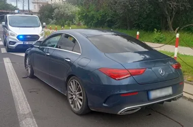 Rozbity Mercedes na Wale Miedzeszyńskim - na fotelu kierowcy leżały kryształki