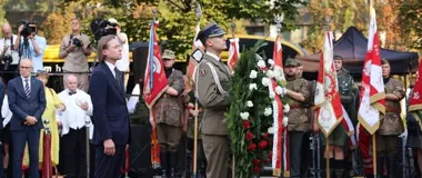 Dwie wojenne historie Woli spotkały się przy pomnikach