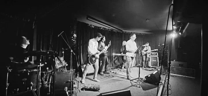 ZaKotarą wychodzi zza scenicznej zasłony. Blues-rock z Ursusa