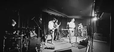 ZaKotarą wychodzi zza scenicznej zasłony. Blues-rock z Ursusa