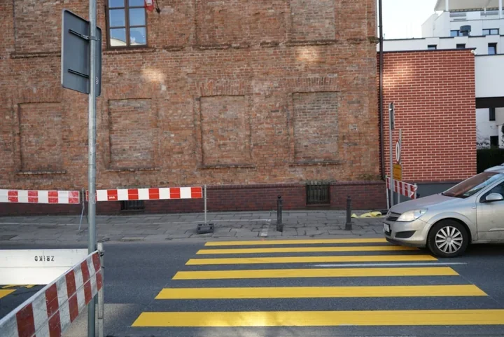 Chodnik na Żytniej przechodzi metamorfozę – prace na odcinku Woli ruszyły