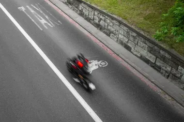 Motocykliści są nieliczni. W wypadkach Warszawy widać ich zaskakująco często