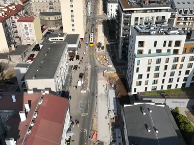 Na Okrzei wraca budowa, a ulica coraz wyraźniej zmierza ku zieleni