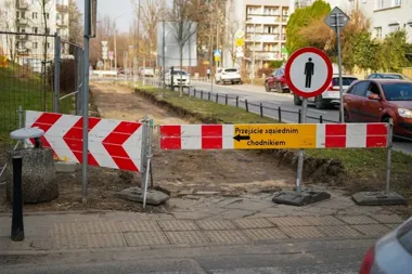 Remont przy wejściu do parku – na ul. Mołdawskiej wymieniają połamane płyty