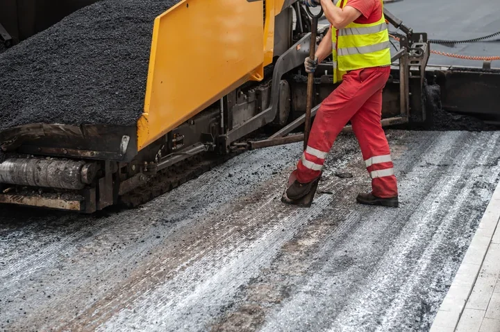 Wiosenne wznowienie remontów w Warszawie – ulice, tramwaje i więcej zieleni w centrum