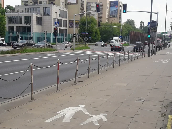 Czarne syrenki zastępują wysłużone biało-czerwone słupki w stolicy